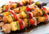 Куриное филе в духовке на шпажках – 6 рецептов и вкусные соусы в подарок
